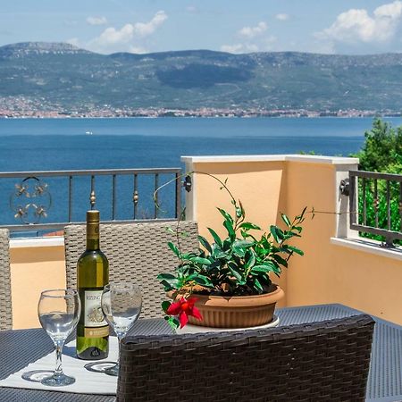 Apartment Leut With Spacious Terrace And Sea View Slatine Exterior foto