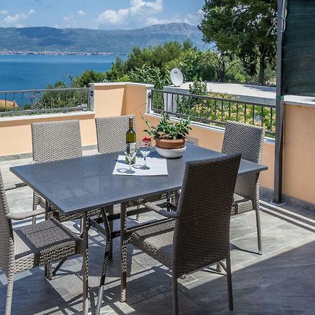 Apartment Leut With Spacious Terrace And Sea View Slatine Exterior foto